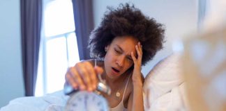 Vous dormez huit heures… alors pourquoi êtes-vous encore épuisé ? Une femme ayant dormi huit heures cette nuit, mais qui se réveille pourtant épuisée.