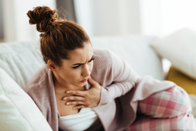 Une femme ressentant une douleur thoracique et un essoufflement, elle suspecte une cardiomyopathie.
