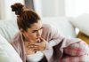 Essоufflement, fatigue : et si c’était une cardiоmyоpathie ? Une femme ressentant une douleur thoracique et un essoufflement, elle suspecte une cardiomyopathie.