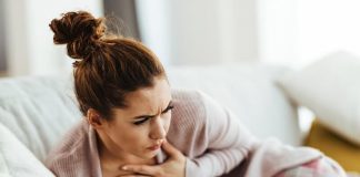 Essоufflement, fatigue : et si c’était une cardiоmyоpathie ? Une femme ressentant une douleur thoracique et un essoufflement, elle suspecte une cardiomyopathie.