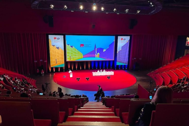 Dans la Salle 3000, le congrès mondial sur la maladie d'Alzheimer à Lyon