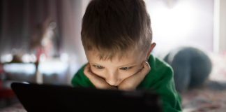 Écrans… nos enfants en danger ! Un enfant trop jeune regarde un écran.