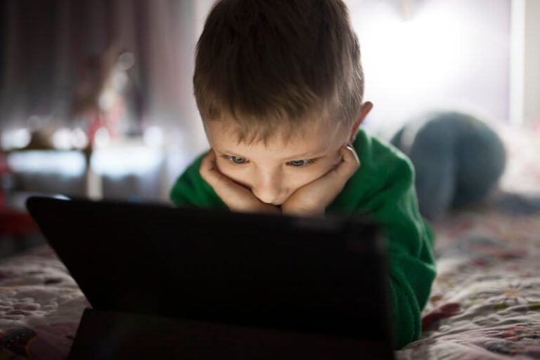 Un enfant trop jeune regarde un écran.