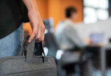 +50% d’arrêts maladie : pourquoi la santé mentale des salariés français vacille ? Un salarié qui va prévenir son patron de son arrêt maladie, qui durera plusieurs semaines.