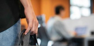 +50% d’arrêts maladie : pourquoi la santé mentale des salariés français vacille ? Un salarié qui va prévenir son patron de son arrêt maladie, qui durera plusieurs semaines.