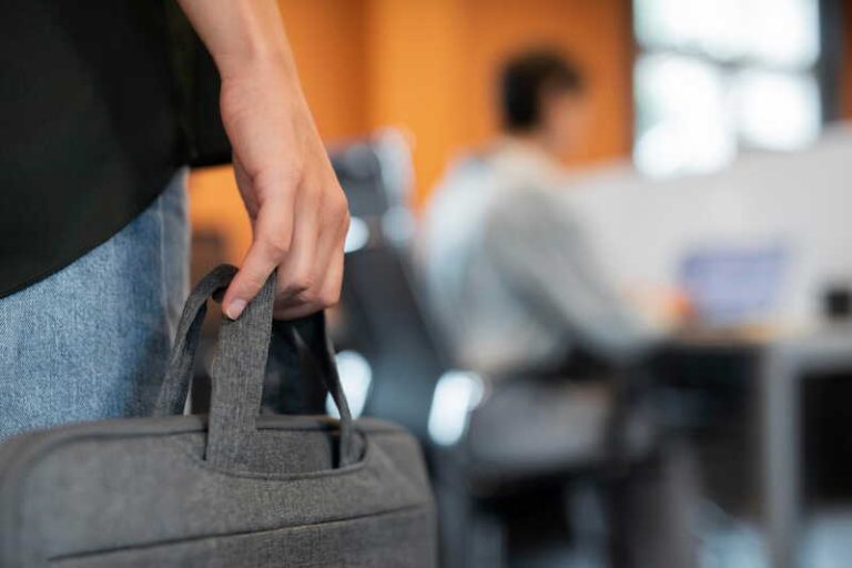 Un salarié qui va prévenir son patron de son arrêt maladie, qui durera plusieurs semaines.