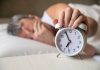 Insomnie mentale après 50 ans : quand le cerveau refuse de s’éteindre Un homme de plus de 50 ans qui n’arrive plus à trouver le sommeil à cause de son insomnie mentale.