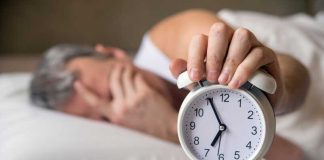 Insomnie mentale après 50 ans : quand le cerveau refuse de s’éteindre Un homme de plus de 50 ans qui n’arrive plus à trouver le sommeil à cause de son insomnie mentale.