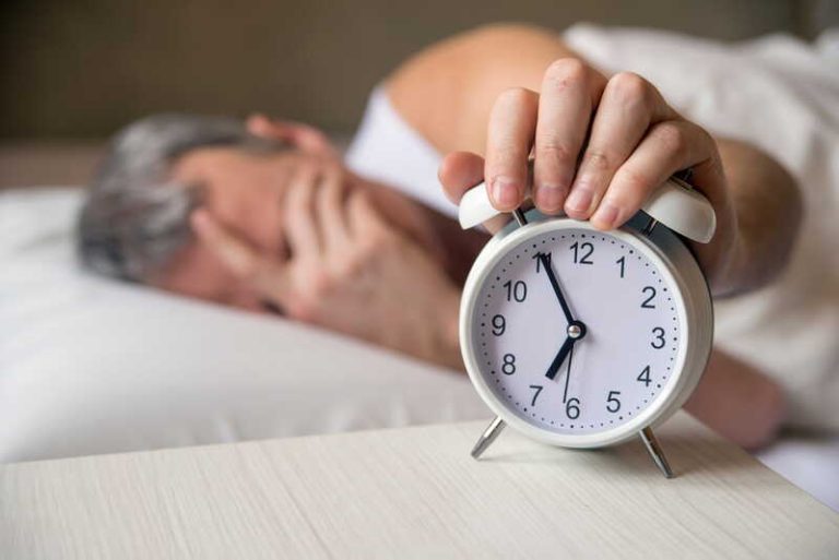 Un homme de plus de 50 ans qui n’arrive plus à trouver le sommeil à cause de son insomnie mentale.