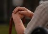 Parkinson : un test de selles pour repérer la maladie avant les premiers symptômes ? Un homme atteint de la maladie de Parkinson qui essaie de tenir correctement sa canne.