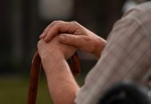 Parkinson : un test de selles pour repérer la maladie avant les premiers symptômes ? Un homme atteint de la maladie de Parkinson qui essaie de tenir correctement sa canne.