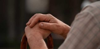 Parkinson : un test de selles pour repérer la maladie avant les premiers symptômes ? Un homme atteint de la maladie de Parkinson qui essaie de tenir correctement sa canne.
