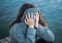 Psycho : pourquoi refait-on toujours les mêmes erreurs ? Une femme triste parce qu’elle ne comprend pas pourquoi elle refait toujours les mêmes erreurs