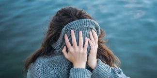Psycho : pourquoi refait-on toujours les mêmes erreurs ? Une femme triste parce qu’elle ne comprend pas pourquoi elle refait toujours les mêmes erreurs