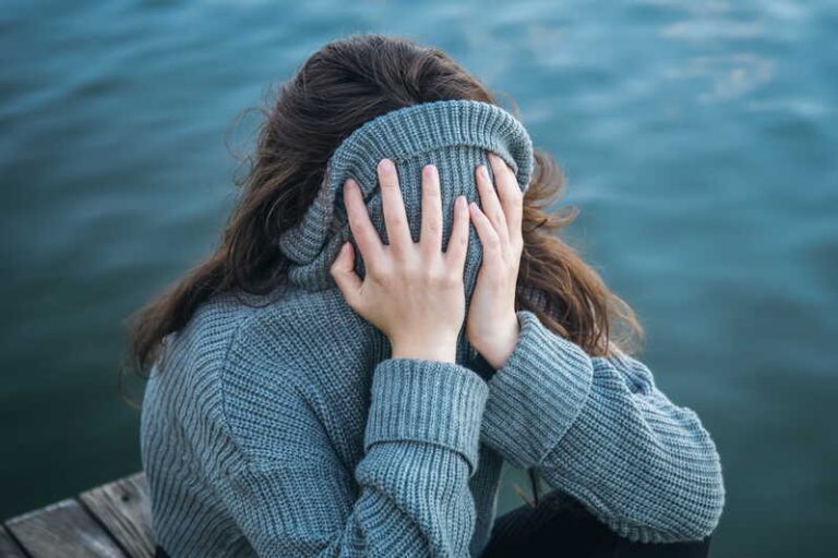 Une femme triste parce qu’elle ne comprend pas pourquoi elle refait toujours les mêmes erreurs
