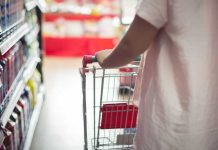 Ces produits soi-disant sains ne sont pas si bons pour la santé ! Une femme fait ses courses sans réaliser qu’elle achète uniquement des produits ultra-transformés, potentiellement nocifs pour sa santé à long terme.