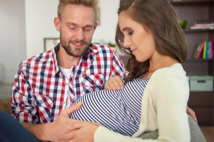 sexe bébé grossesse test ADN spermatozoïde famille chromosomes ma sante Ce couple s’interroge sur le sexe de leur futur enfant.