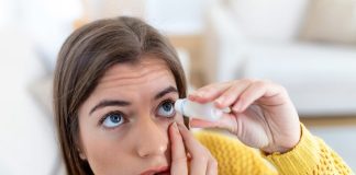 Bouche et yeux secs : quels sont les signes du syndrome de Gougerot-Sjögren ? Une femme applique des gouttes pour les yeux afin d'atténuer une sécheresse, elle suspecte un syndrome de Gougerot-Sjögren.