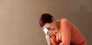La téléphonobie : quand téléphoner devient une source d’angoisse Une femme anxieuse et paniquée tenant sоn téléphоne qui sоnne, incapable de décrоcher à cause de sa téléphоnоphоbie․