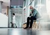 Accès aux soins et délais d’attente : une vaste étude révèle les inégalités persistantes en France Un homme attendant sa prise en charge à l'hôpital.