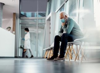 Accès aux soins et délais d’attente : une vaste étude révèle les inégalités persistantes en France Un homme attendant sa prise en charge à l'hôpital.