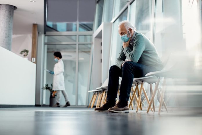 Acces soins inegalites france etude enjeu ma sante Un homme attendant sa prise en charge à l'hôpital.