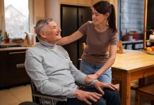 Aide à domicile : un soutien essentiel pour les familles Un senior bénéficiant d'une aide à domicile.