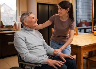 Un senior bénéficiant d'une aide à domicile.