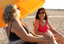 Quiz : alerte UV, connaissez-vous vraiment les dangers du soleil ? Deux femmes qui profitent du soleil chque été depuis lngtemps sans conannitre les grands dangers des UV pour leur opeau .