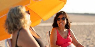 Quiz : alerte UV, connaissez-vous vraiment les dangers du soleil ? Deux femmes qui profitent du soleil chque été depuis lngtemps sans conannitre les grands dangers des UV pour leur opeau .