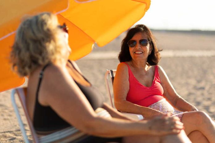 Alerte UV connaissez-vous vraiment les dangers du soleil Ma Santé Deux femmes qui profitent du soleil chque été depuis lngtemps sans conannitre les grands dangers des UV pour leur opeau .