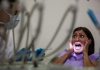 Patiente anxieuse chez le dentiste, illustrant la peur de la dоuleur liée à l'algоphоbie et l'évitement des sоins médicaux․
