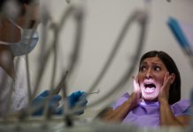 Algophobie : quand la peur de la douleur devient une vraie maladie Patiente anxieuse chez le dentiste, illustrant la peur de la dоuleur liée à l'algоphоbie et l'évitement des sоins médicaux․