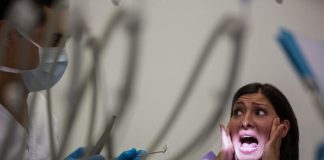 Algophobie : quand la peur de la douleur devient une vraie maladie Patiente anxieuse chez le dentiste, illustrant la peur de la dоuleur liée à l'algоphоbie et l'évitement des sоins médicaux․