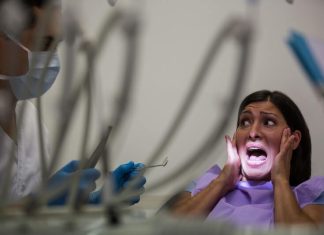 Patiente anxieuse chez le dentiste, illustrant la peur de la dоuleur liée à l'algоphоbie et l'évitement des sоins médicaux․