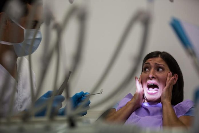 Algophobie symptômes causes conséquences traitements phobie peur douleur troubles anxieux ma sante Patiente anxieuse chez le dentiste, illustrant la peur de la dоuleur liée à l'algоphоbie et l'évitement des sоins médicaux․