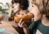 Un enfant qui consomme des aliments ultra-transformés à presque chaque repas.