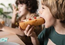Aliments ultra-transformés : faut-il craindre un impact sur le QI des enfants ? Un enfant qui consomme des aliments ultra-transformés à presque chaque repas.