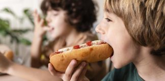 Un enfant qui consomme des aliments ultra-transformés à presque chaque repas.