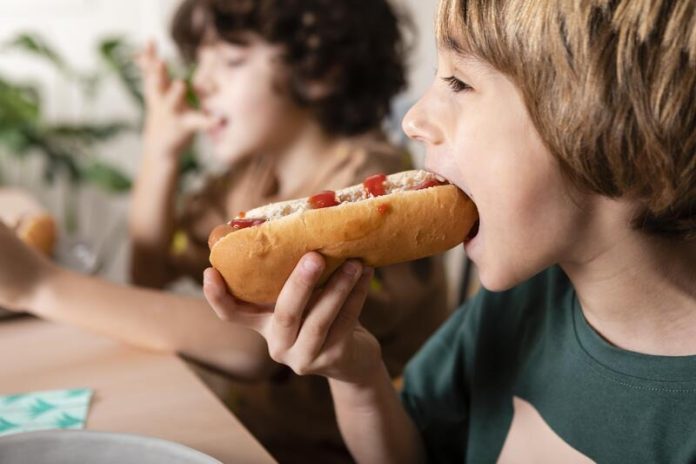 Aliments ultra-transformés craindre un impact sur le QI des enfants Ma Santé Un enfant qui consomme des aliments ultra-transformés à presque chaque repas.