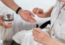 Alzheimer : l’espoir des nouveaux traitements déjà remis en question Une femme qui reçoit son nouveau traitement contre Alzheimer
