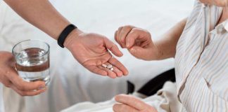 Une femme qui reçoit son nouveau traitement contre Alzheimer