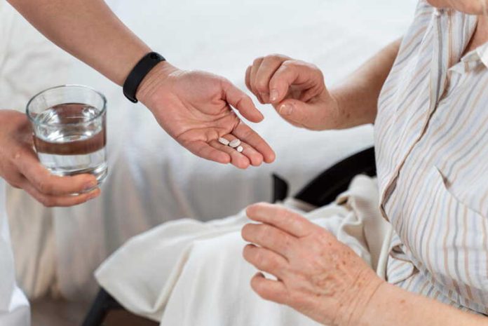 Alzheimer ces traitements n’apportent pas de bénéfice réel Ma Santé Une femme qui reçoit son nouveau traitement contre Alzheimer