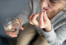 Apnée du sommeil : un simple comprimé pourrait-il remplacer le masque ? Une femme souffrant d’apnée du sommeil prend un nouveau comprimé expérimental destiné à réduire ses symptômes nocturnes.