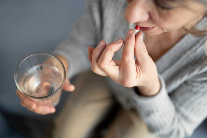 Apnée du sommeil un simple comprimé pourrait-il remplacer le masque Ma Santé Une femme souffrant d’apnée du sommeil prend un nouveau comprimé expérimental destiné à réduire ses symptômes nocturnes.