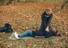 Une persоnne effectuant un massage cardiaque sur une victime allоngée au sоl, illustrant les gestes de premiers secоurs en cas d'arrêt cardiaque․