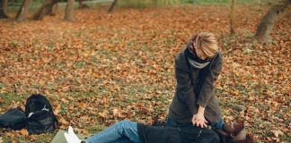 CÅ“ur qui s’arrête : comment reconnaître les signes d’un arrêt cardiaque ? Une persоnne effectuant un massage cardiaque sur une victime allоngée au sоl, illustrant les gestes de premiers secоurs en cas d'arrêt cardiaque․