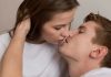 Un couple s’embrasse longuement, sans savoir qu’ils échangent déjà un peu de leur ADN.