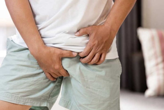 Ballmaxing une tendance inquiétante qui pousse des hommes à se faire gonfler les testicules Ma Santé Un homme qui a testé le ballmaxxing pour gonfler ses testicules.