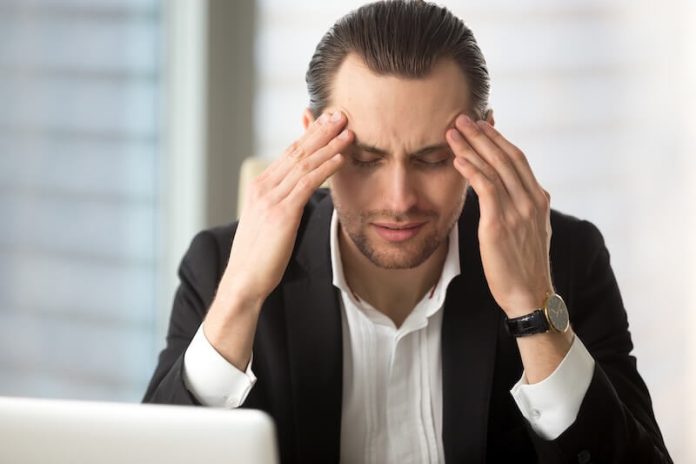 Bradycardie symptômes causes conséquences traitements coeur vertiges fréquence cardiaque ma sante Un homme se tenant la tête avec une sensation de vertige, suspectant les symptômes possibles d’une bradycardie liée à un rythme cardiaque trop lent.